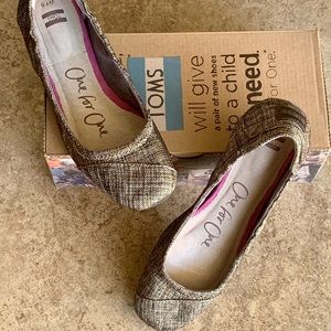 Brand New Toms Gold Metallic Ballet Flat Size 7.5
